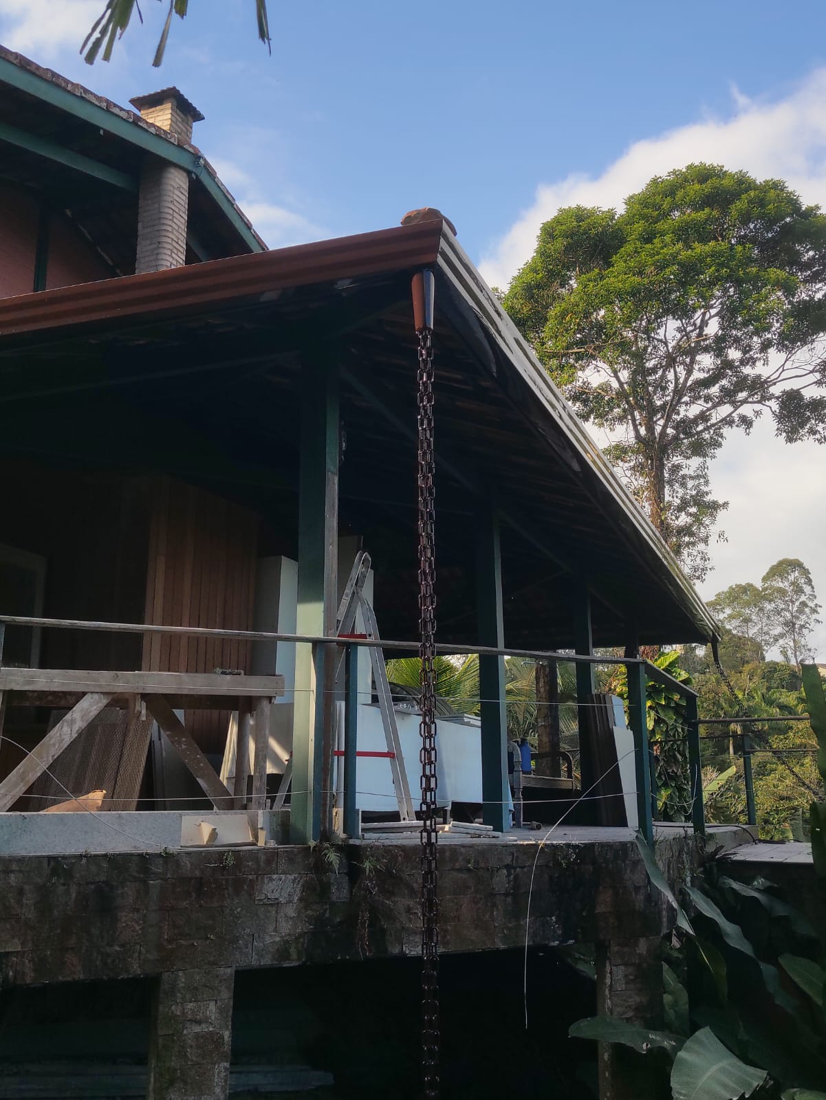 Calha de alumínio com corrente como descida