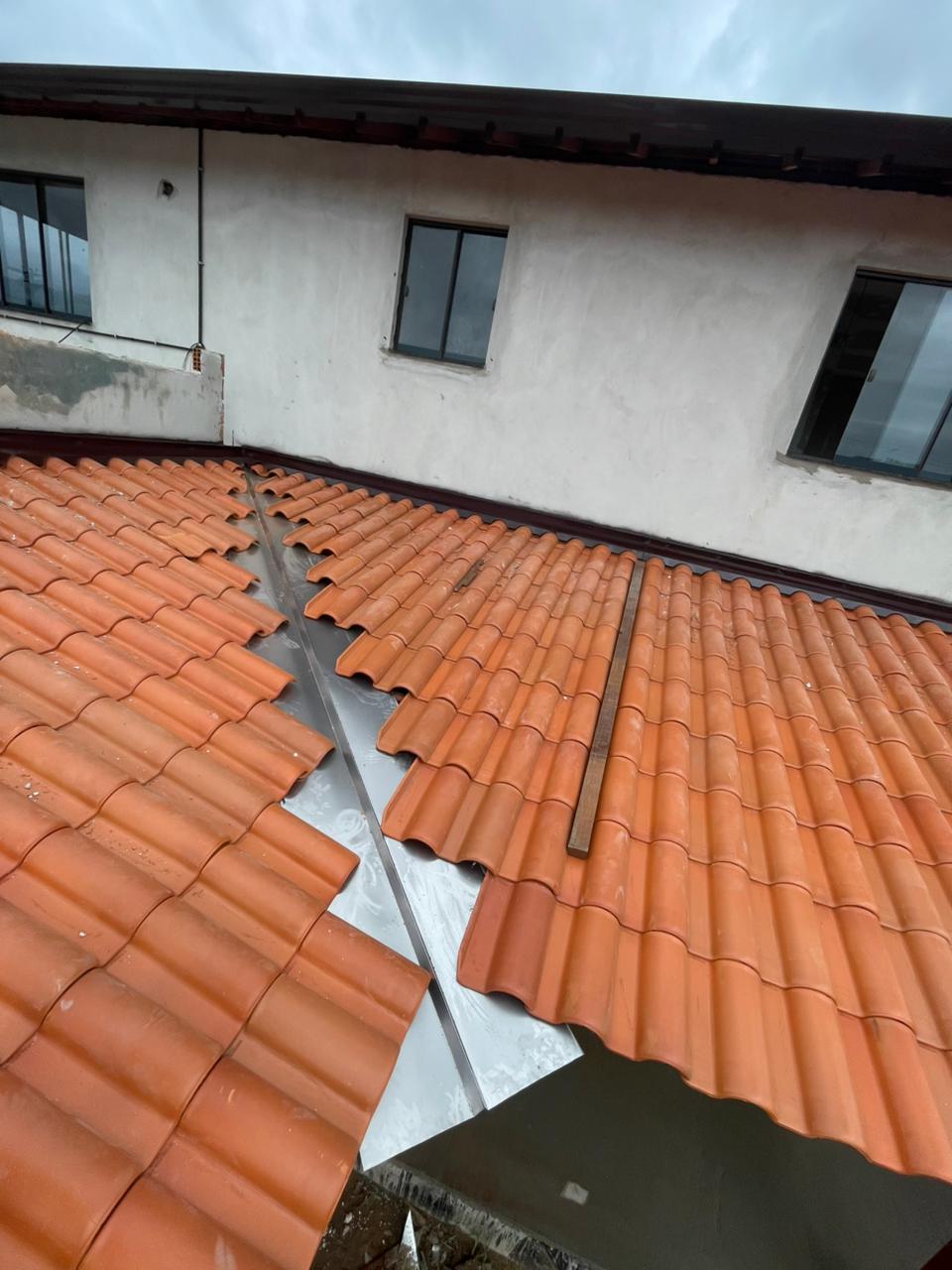 Calha embutida instalada em telhado cerâmico