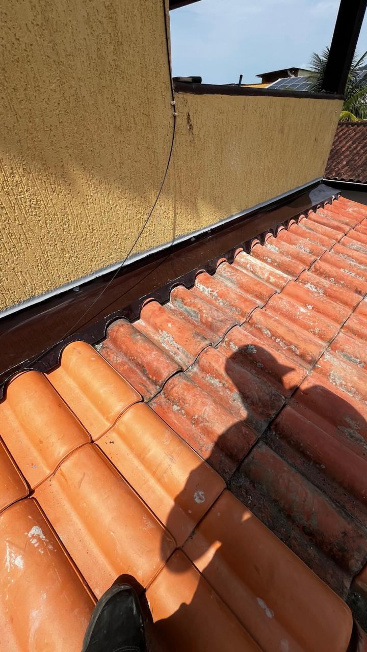 Telhado depois da instalação do rufo modelado