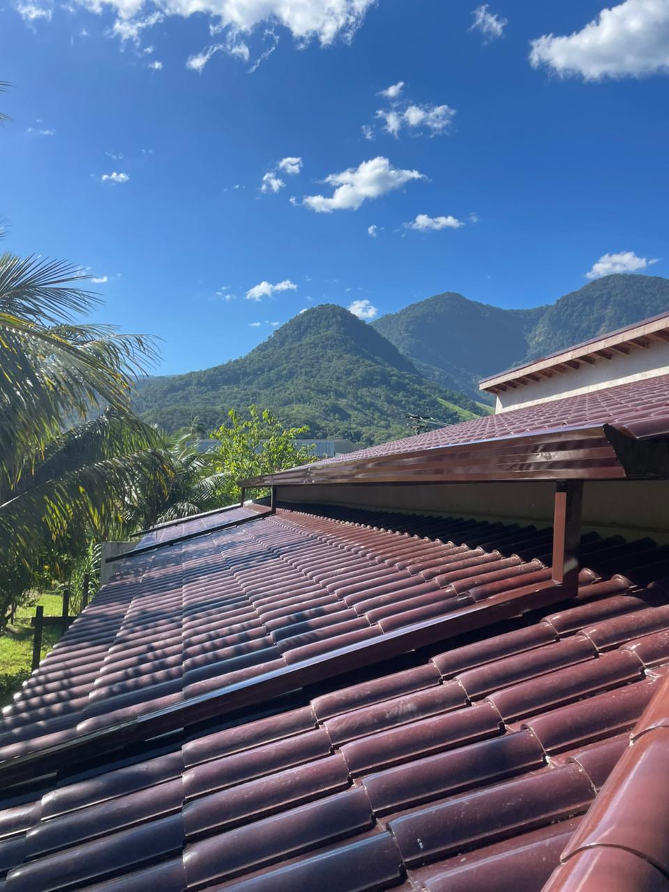 Calhas e rufos com acabamento marrom em residência na Costa Verde
